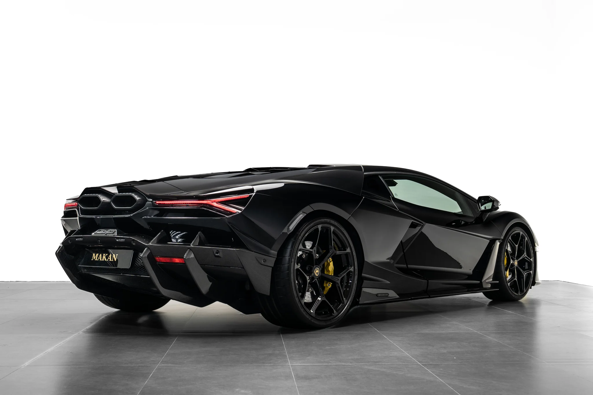 Lamborghini Revuelto, photograph 3