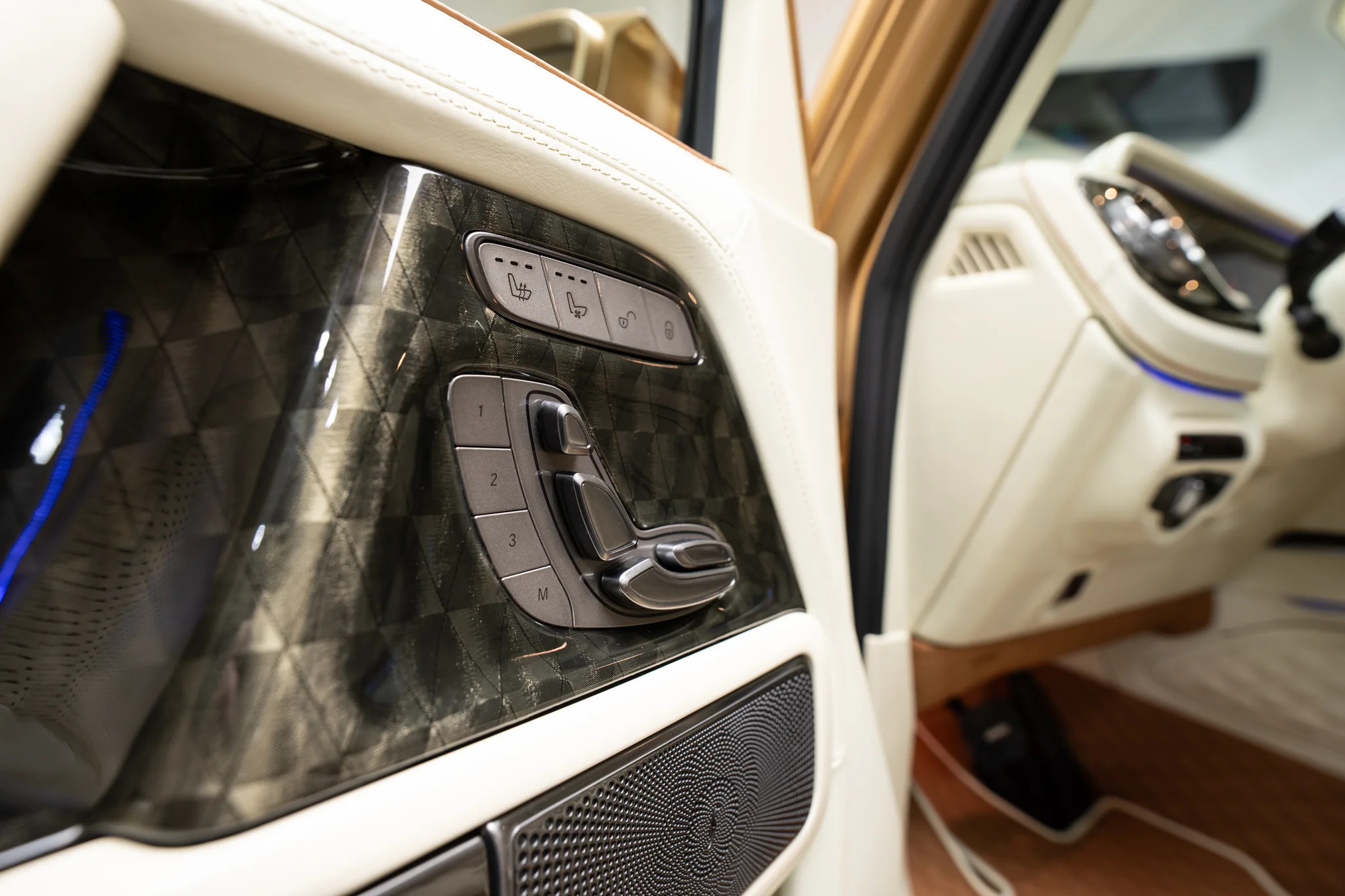 Mercedes-Benz AMG G 63 Mansory Gold, photograph 20