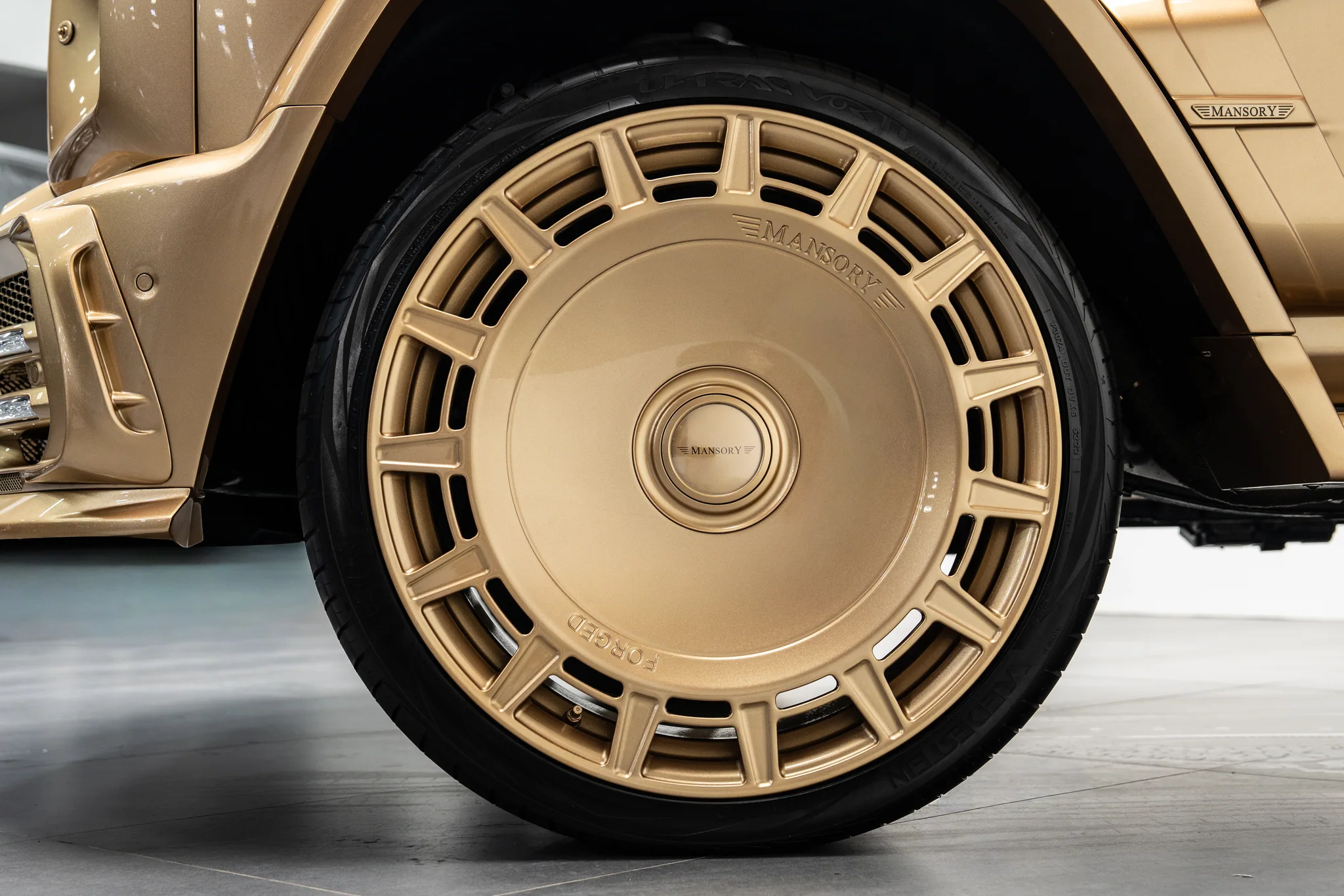 Mercedes-Benz AMG G 63 Mansory Gold, photograph 8