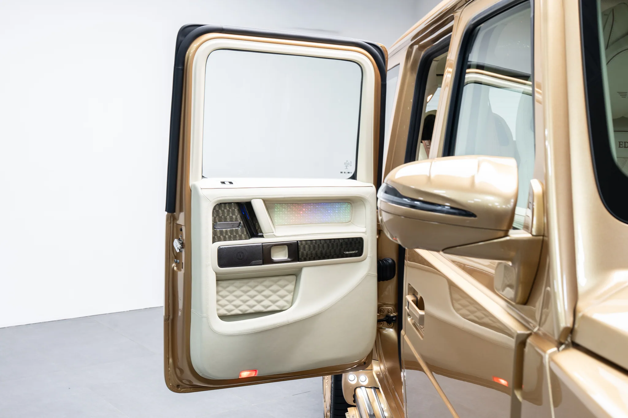 Mercedes-Benz AMG G 63 Mansory Gold, photograph 32