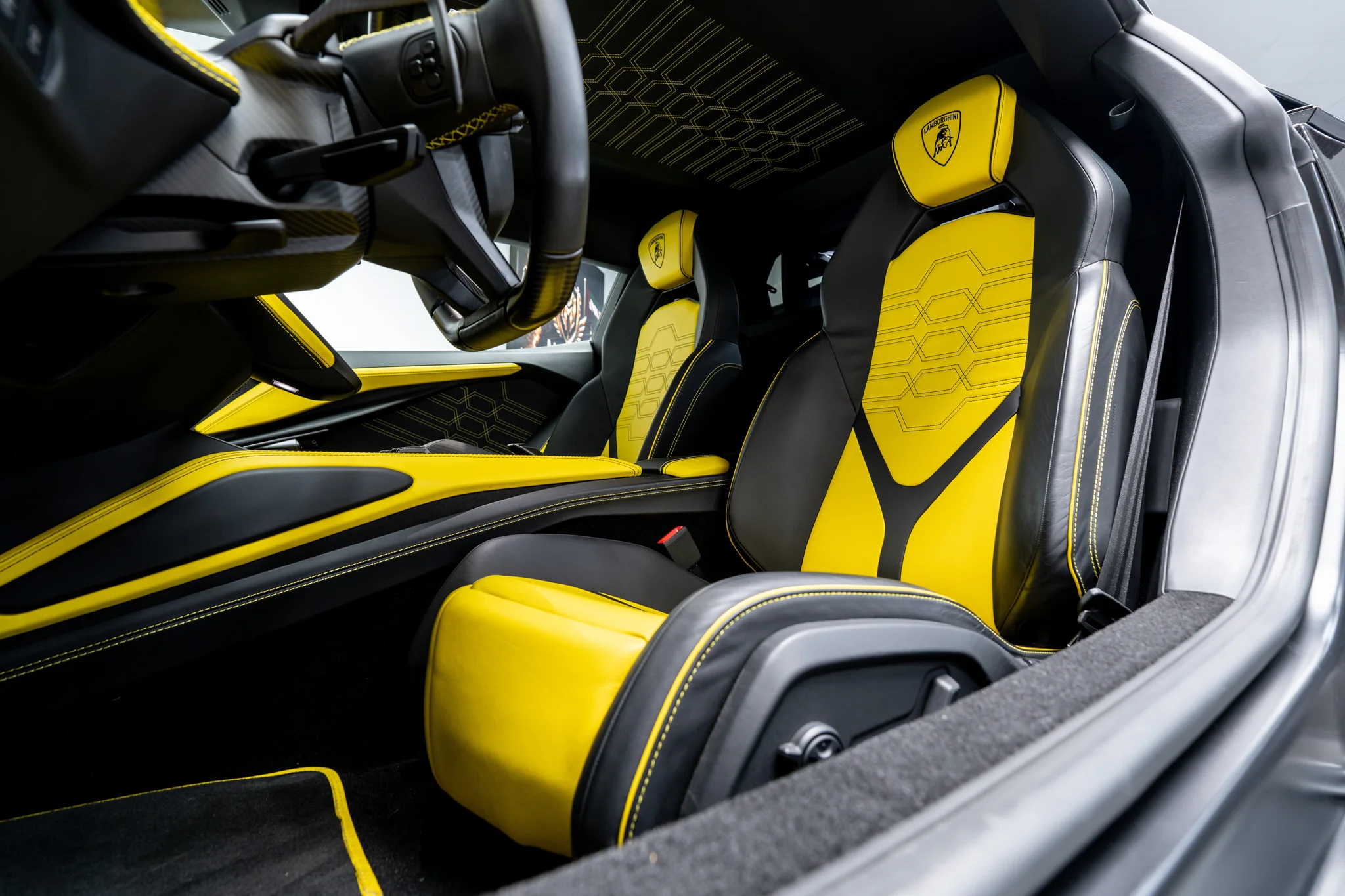 Lamborghini Revuelto, photograph 7